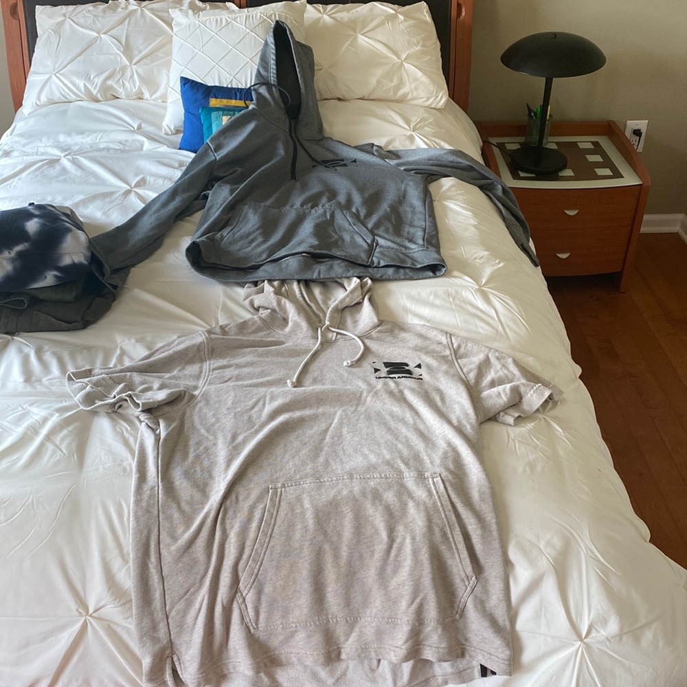Under armor longsleeve and short sleeve hoodies both extra-large for training